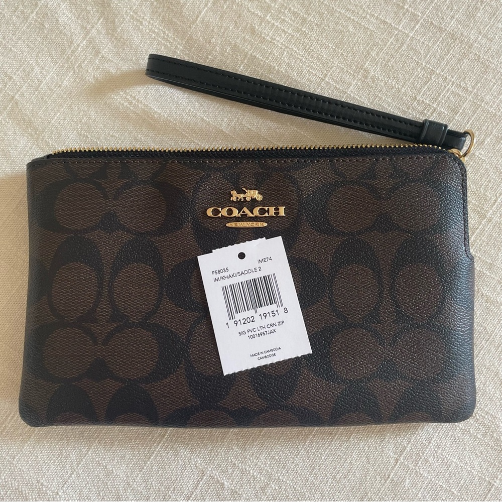 NWT COACH Wristlet! - Picture 6 of 7